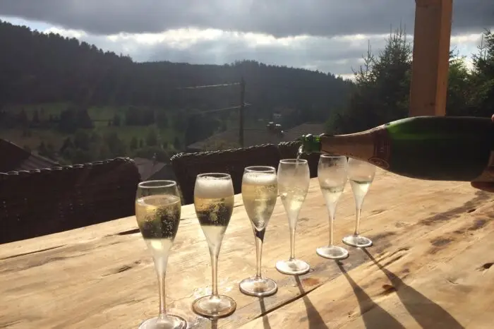 Coupes de crémant à l'apéritif sur la terrasse